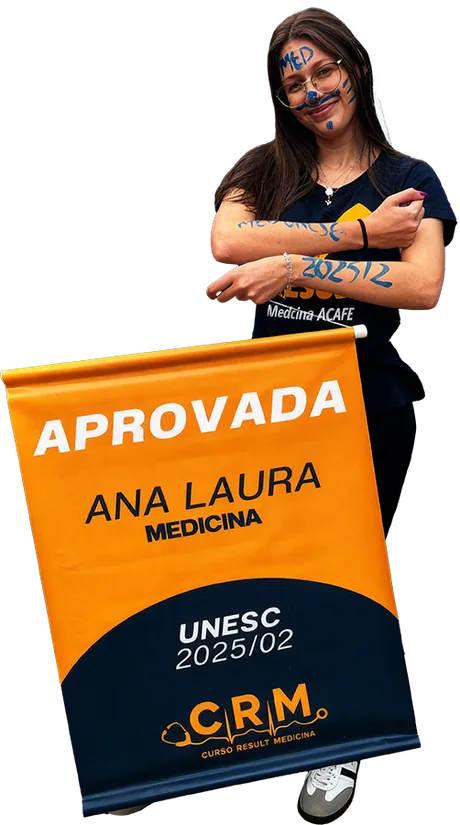 Ana Laura segurando o banner de aprovada em Medicina na UNESC 2025/02