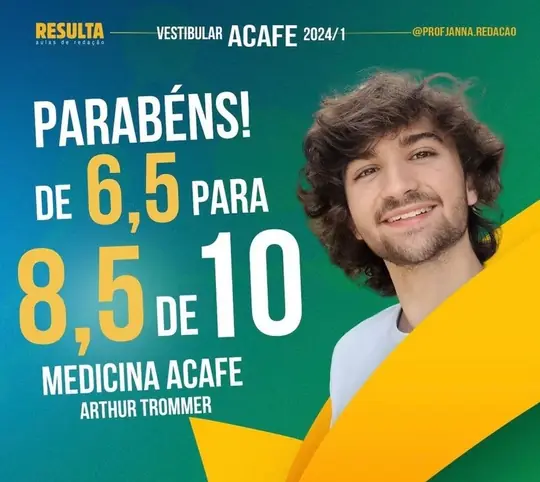 Aluno comemorando evolução de nota no vestibular ACAFE